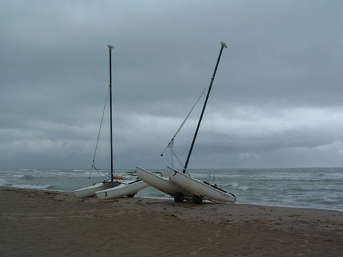  CATAMARANI SULLA SPIAGGIA 